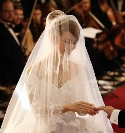 昆凌高雅新娘发型