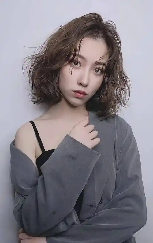 一款适合自己的短发烫发发型秋冬剪短发烫发更好看.