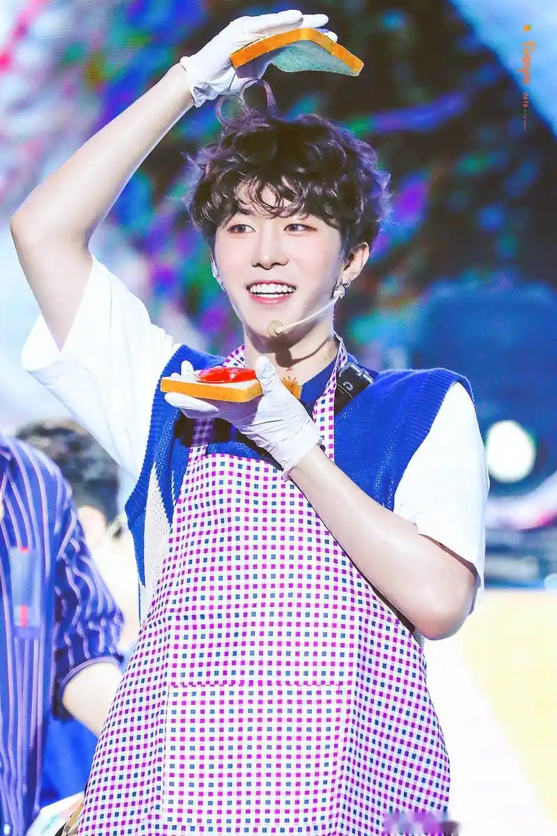 范丞丞心形头发 这个心型头发和脖子上的小人也太可爱了吧?