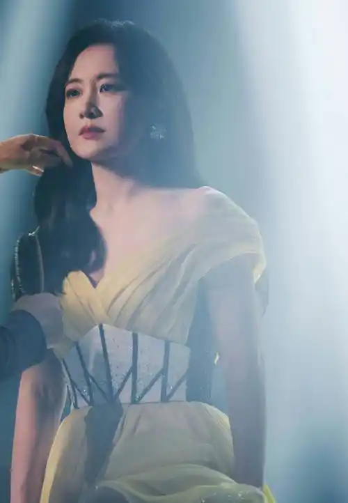 贾玲路人视角生图曝光,对比团队精修美照,差距有点大