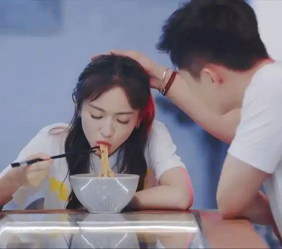 黄景瑜吴谨言亲密互动培养感情,为塑角色不是罪,只是这个度难寻