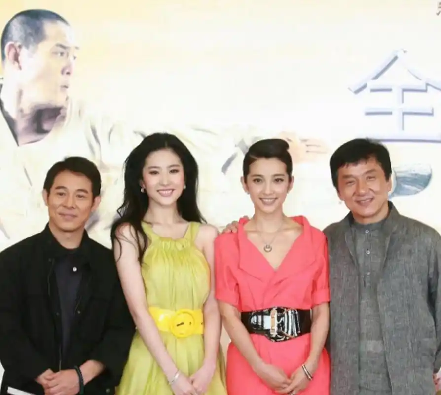 成龙大哥和刘亦菲,李冰冰的早年间的合影,成龙大哥左拥右抱俩美女,笑