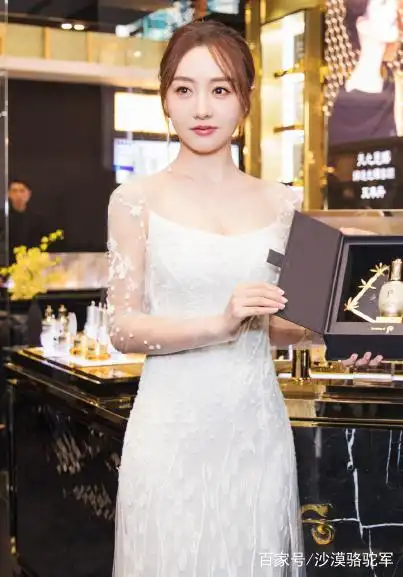 早期杨蓉身穿吊带礼裙出席活动,温柔优雅,简直是太美了