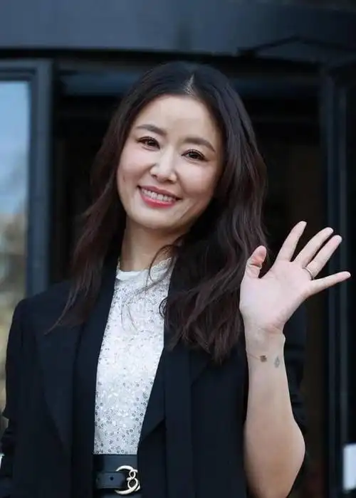 演员林心如惊艳亮相,48岁皮肤状态绝佳,网友:岁月不败美人!