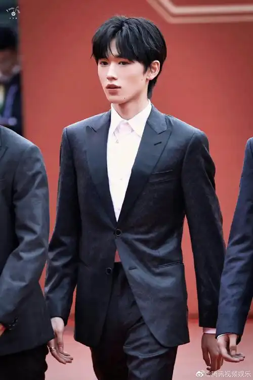 时代少年团北影节红毯生图#@时代少年团全员西装造型也太鲨啦,这不是