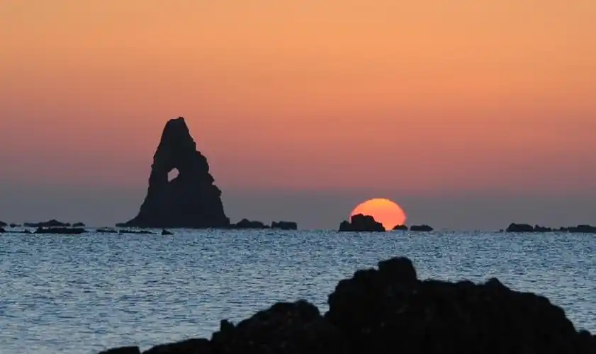 青岛石老人观日出