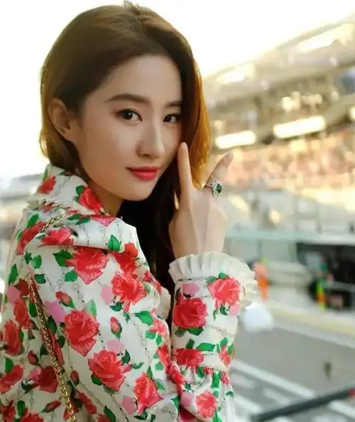 刘亦菲晒新年照:卷发吊带白裙好美,大长腿高筒靴好___