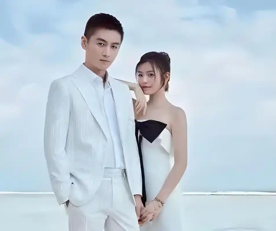 明星八卦背后的商业逻辑与市场趋势 刘亦菲在《时尚芭莎》的双封面