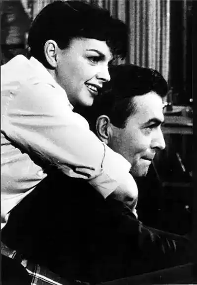 朱迪·加兰的名字和奥黛丽·赫本,英格丽·褒曼等人被放在一起接受