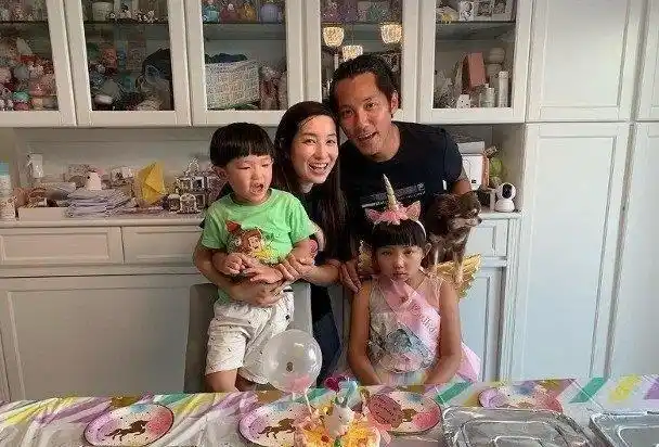 刘德华干儿子为妻庆生妻子三胎孕肚明显一家五口太甜蜜