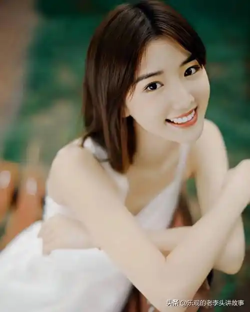 毛晓彤 一袭白色吊裙宛如绿野仙子,清新脱俗,好美好绝!