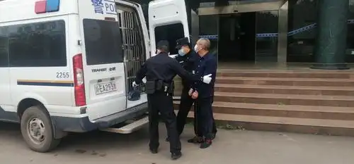 又立即将被告送回泸州市看守所继续羁押,其余法警待囚车安全离开后,方