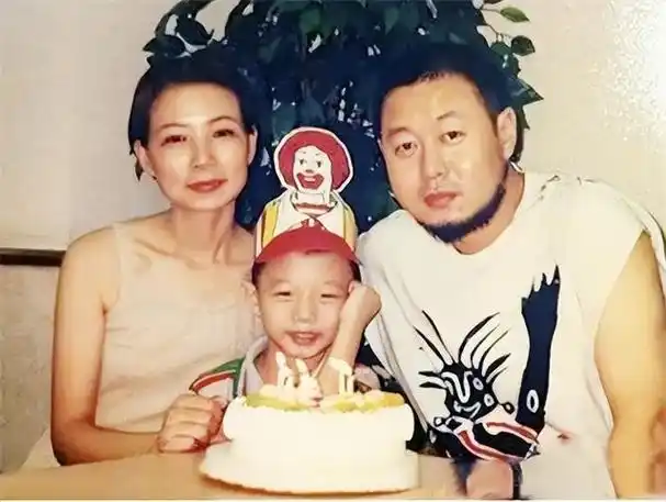 仲小萍与火风离婚后30年坚持不嫁陪伴儿子今儿子成她心病