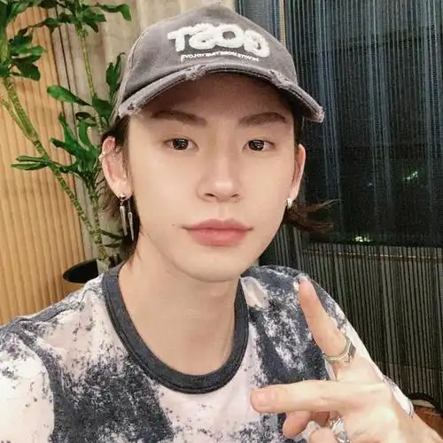 王琳凯小鬼晒小时候的校服照勇敢追求梦想大步向前