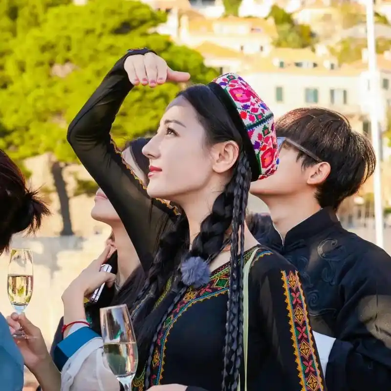 迪丽热巴这次得到官方的肯定,其事业自然会再次进入一个上升期,不过