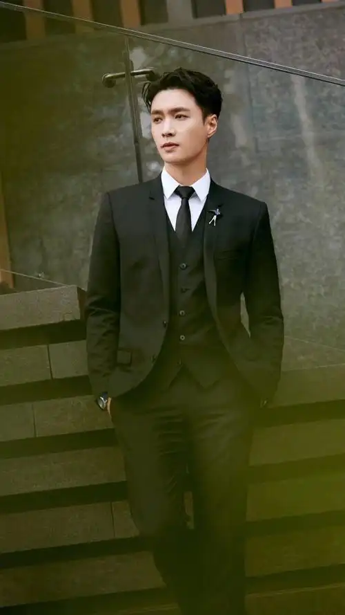 简介:张艺兴魅力西装杀高清街拍图片,分享一组张艺兴图片给大家,图中