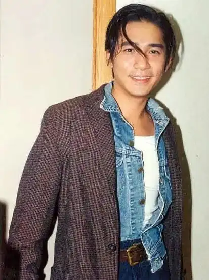 梁朝伟身着牛仔拼接上衣,内搭白t,影帝的经典叠穿法还是一如既往地帅