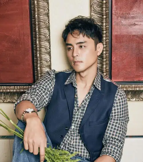 明道格纹衬衫外搭拼接马甲配牛仔裤 演绎不一样的率性自然