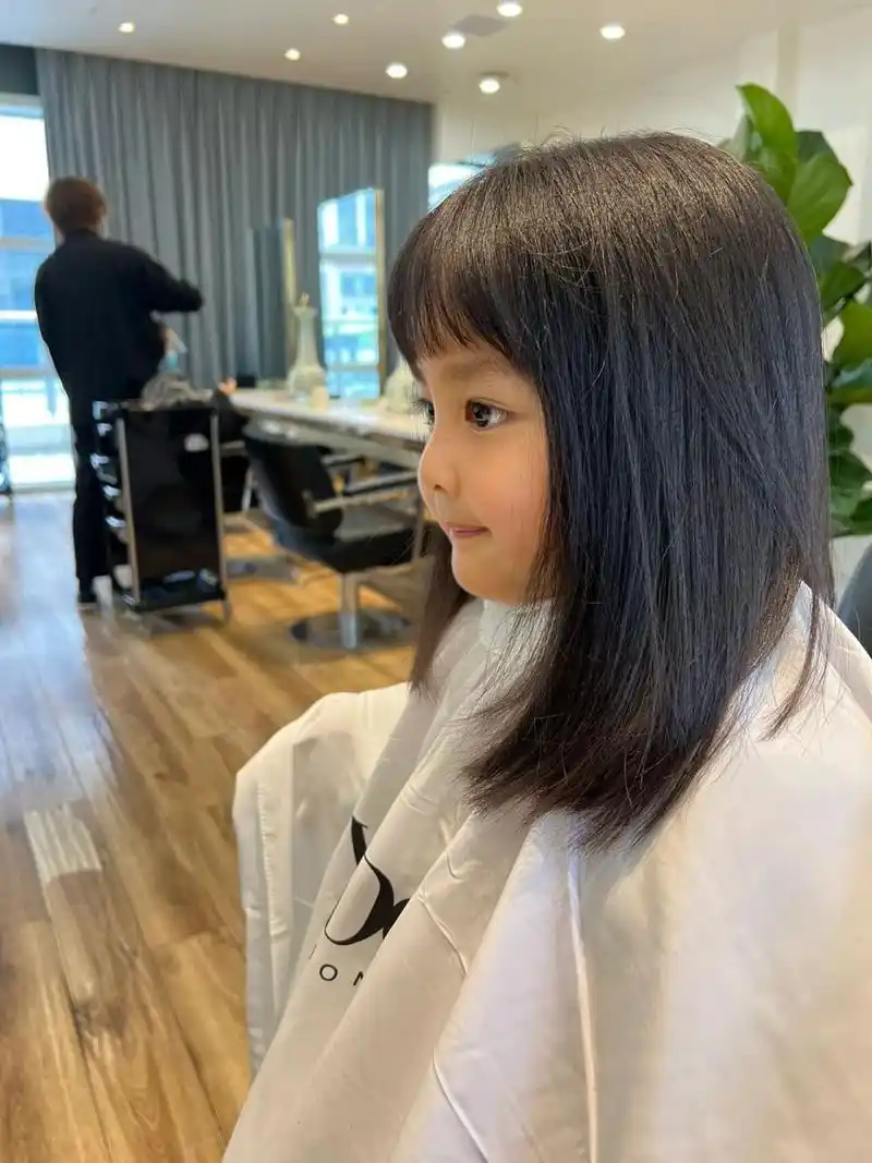刘海发型 第一次带宝宝到大人的理发店剪头发,以前都是去儿童理发店