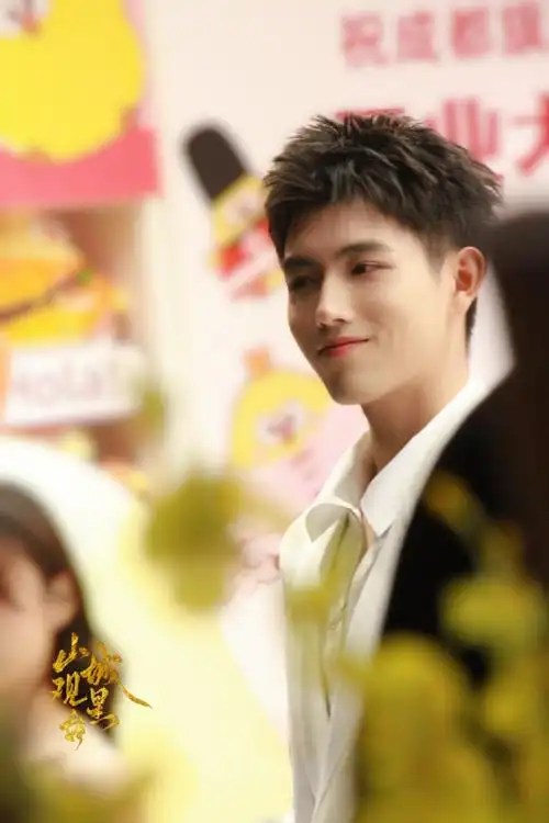 名创优品全球品牌代言人陈飞宇##张子枫陈飞宇活动同框