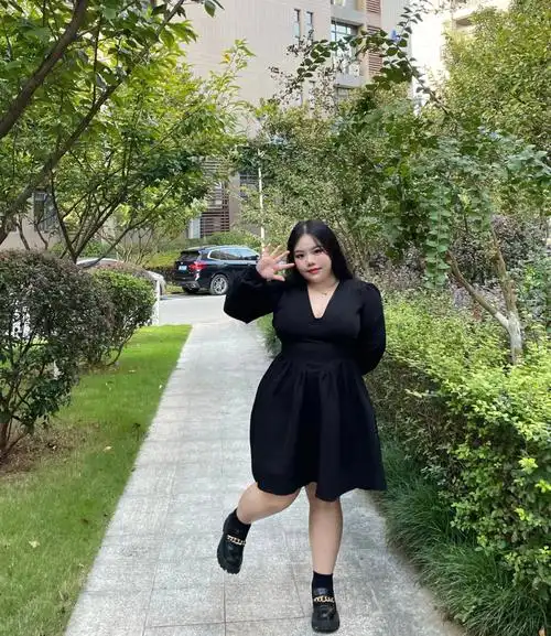 155140斤是胖胖是一个喜欢穿裙子的胖子