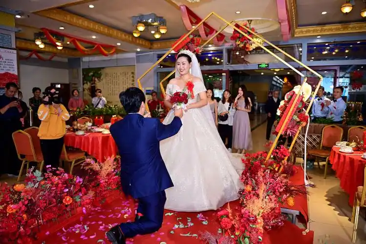 中西结合的形式更能表达新郎的心情