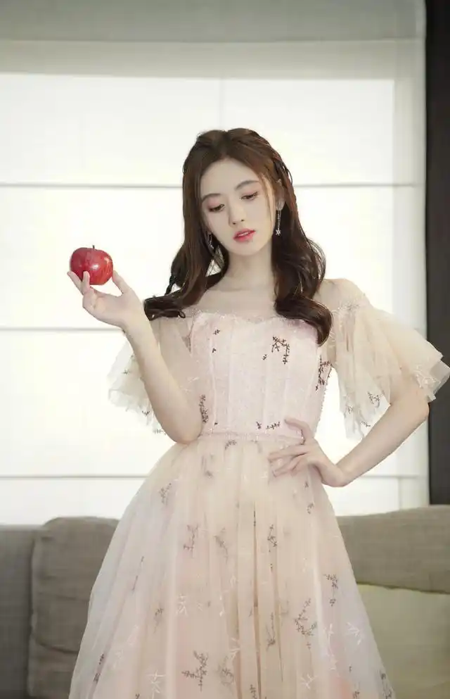 鞠婧祎白色礼服甜美写真图片