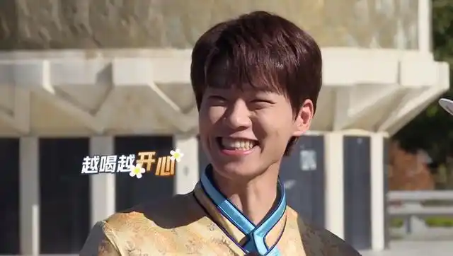 《极限挑战》魏大勋录节目笑出大黄牙,任嘉伦察觉后偷偷舔牙齿