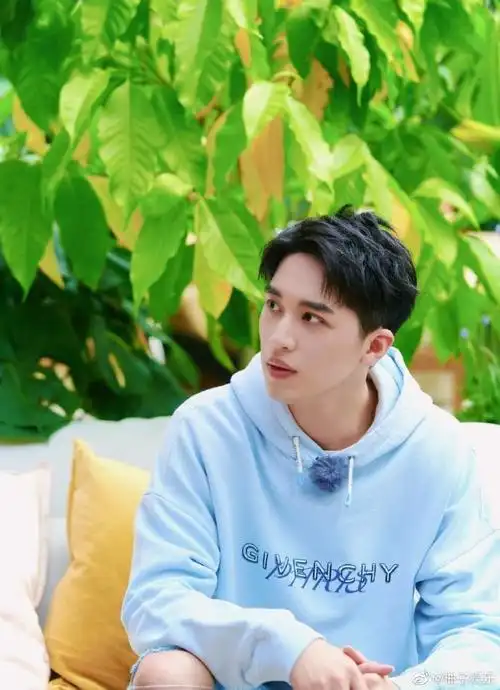 柴鸡蛋#上瘾制作人柴鸡蛋发文人火要靠作品疑似内涵许魏洲,这是飞生