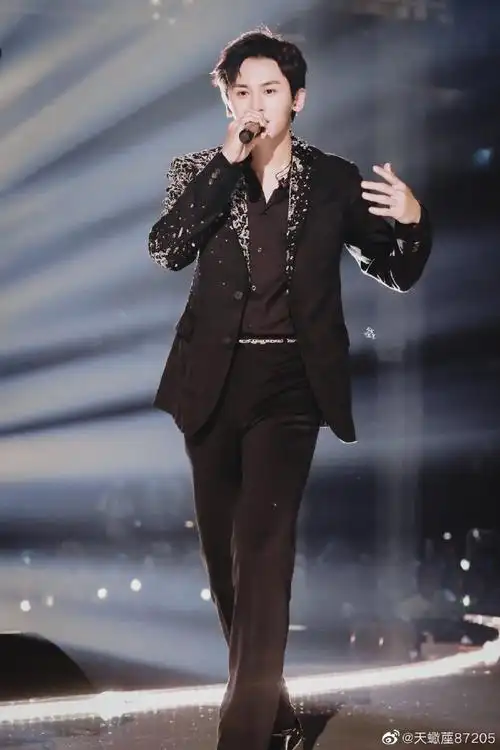 张哲瀚演唱会# 他们都说你十项全能,什么. 来自天蝎蓙87205 - 微博