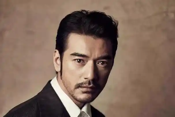 留胡子堪比"整容"的男星,邓超,胡歌还好,而他简直就是换了脸