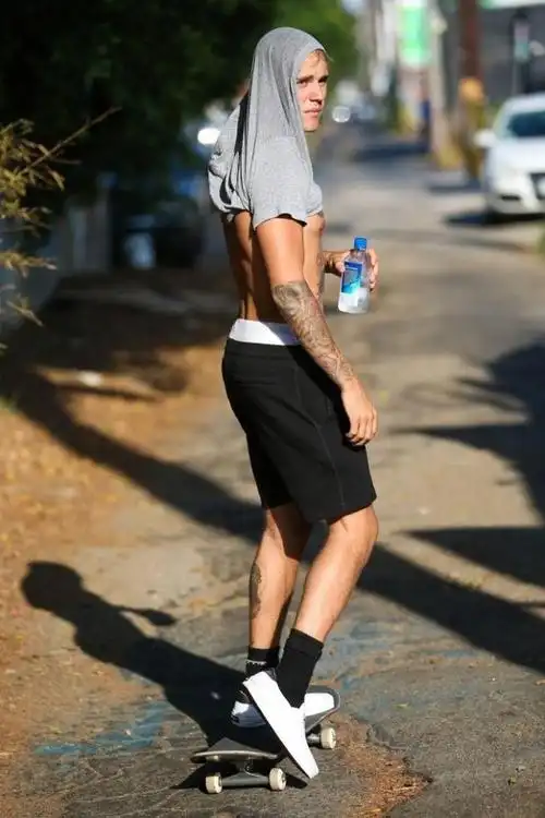 2/7         新浪娱乐讯 近日,歌手贾斯汀·比伯(justin bieber)一组