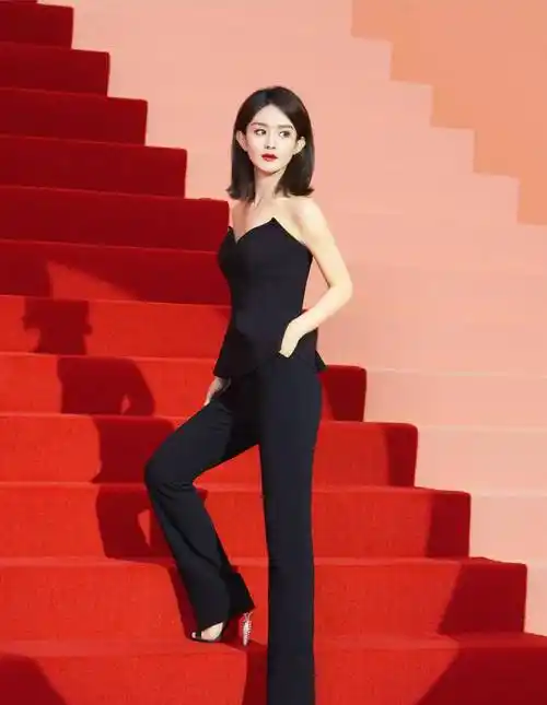 赵丽颖惊艳亮相!黑色抹身材连体裤引爆时尚界,尽显女神魅力!