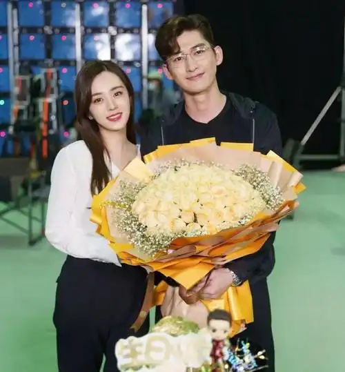 张翰公开新恋情手捧鲜花甜蜜依偎晒恩爱照网友男才女貌