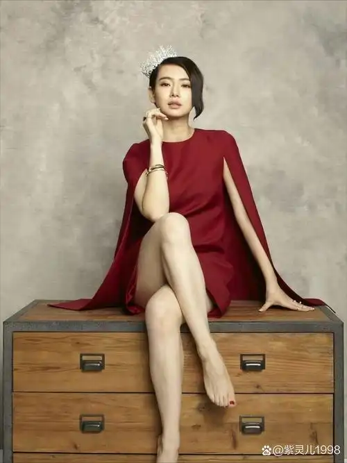 戚薇身穿红裙好美,她的脚称"玉足"不过分吧?
