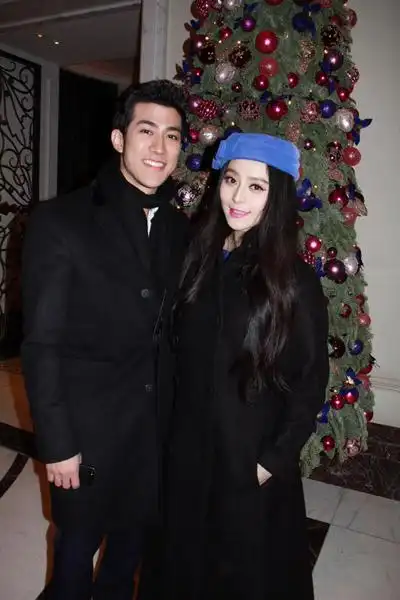 组图范冰冰李治廷亲密照流出片厂两人形影不离