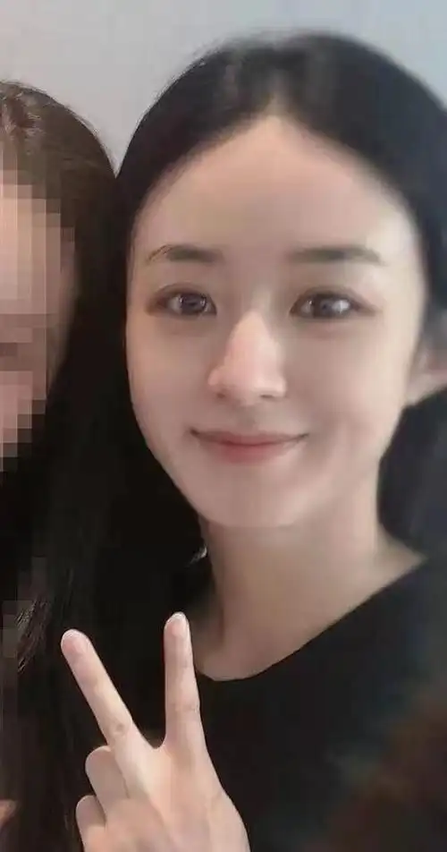 赵丽颖跟闺蜜朋友圈自拍曝光颖宝中分长发纯素颜私下状态软萌