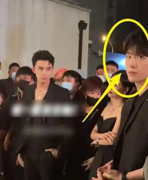 除了吴磊,范丞丞的反应也是绝了的,可以看到,范丞丞的眼神真的是一点