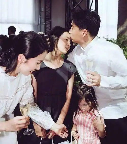 黄磊晒多多近照,多多变大厨做蛋糕,穿着引争议:才多大这么穿?