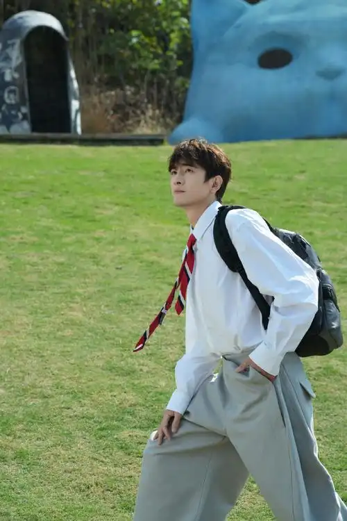 我们也都知道林更新的身高有186厘米,但是体重却只有147斤,当他穿着