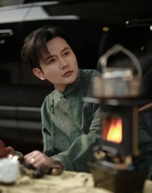 3月30日,德云社孟鹤堂发文,晒出了穿着大褂在外野营的照片.