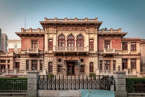 汤玉麟故居沿着民主道步行420米,到了汤玉麟故居,故居为意式双层小