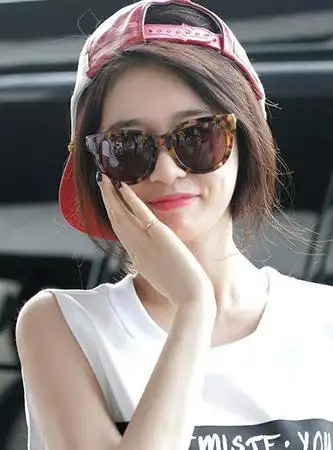 一个是随意的极简中长发搭配运动卫衣,另一个则是霸道女总裁式的简约