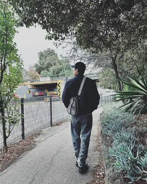 【那年今日-林俊杰ig更新-2023/04/12】帅哥连背影都发亮@林俊杰#亚洲