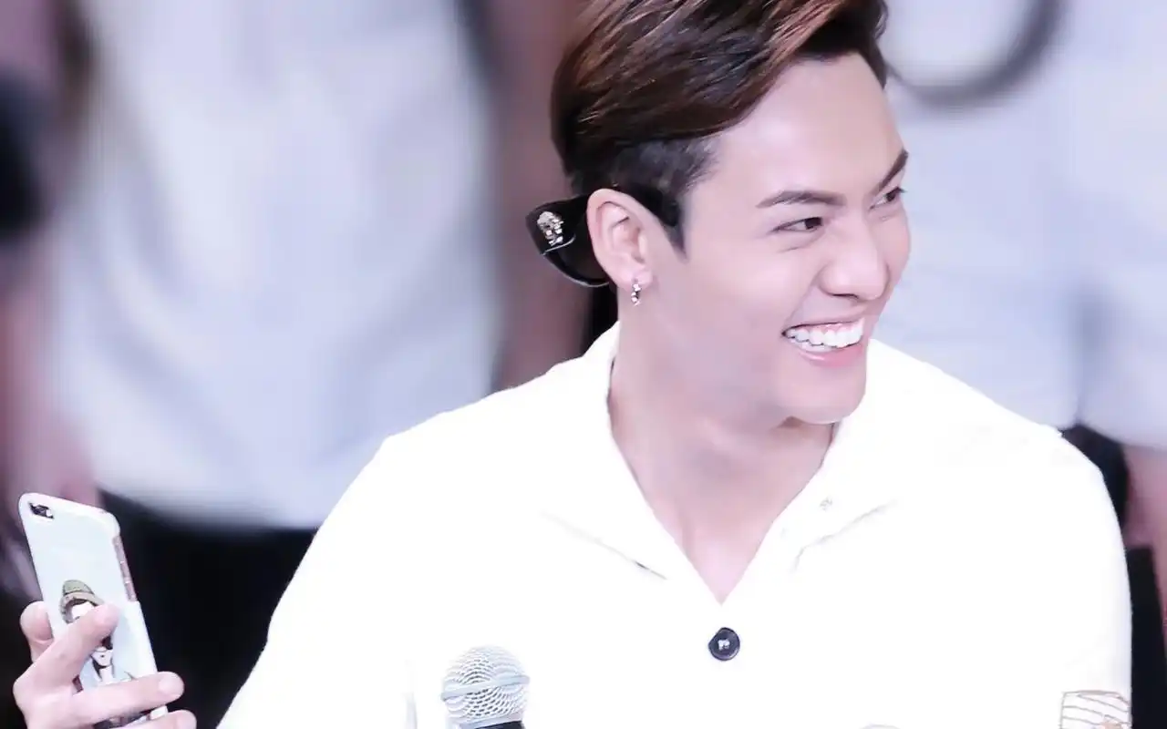 分享一组白衬衣帅哥陈伟霆图片,一起来欣赏吧.