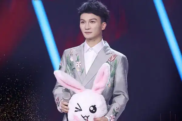 蒙面唱将猜猜猜背包客揭面 周深的声音一直都很有特色