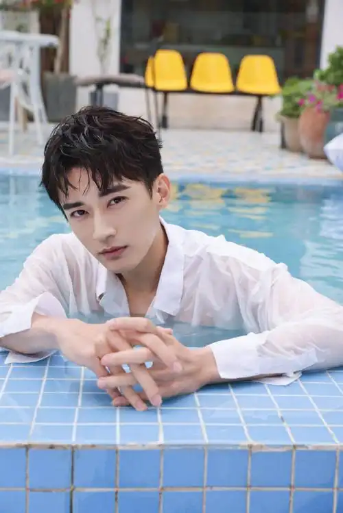 刘学义白衬衫写真图!__财经头条