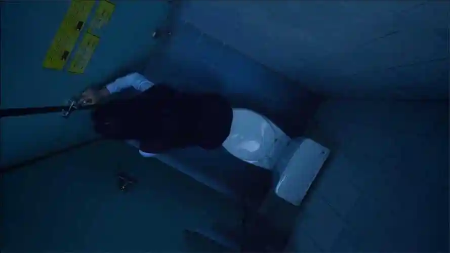 这才是真正的恐怖片漂亮女孩上厕所谁知道被鬼盯上死的惨不忍睹