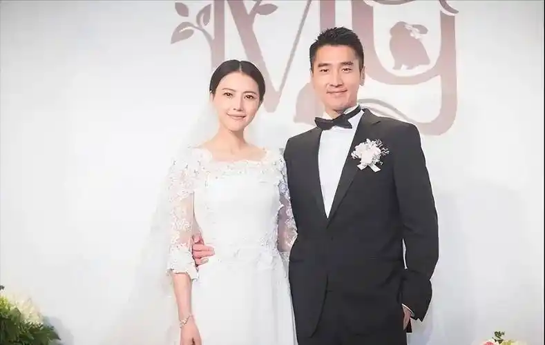 高圆圆勾着老公脖子,隔东西与赵又廷亲吻,身旁女儿很淡定_女子_照片