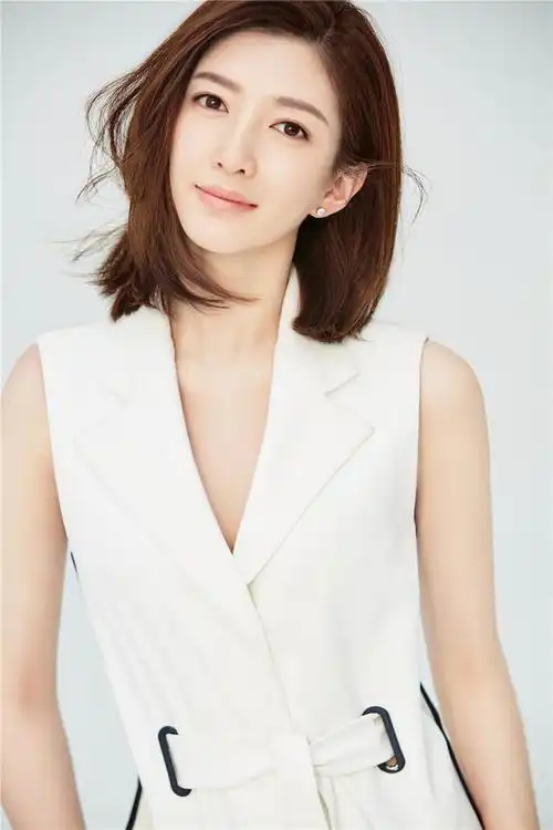 江疏影狗啃式刘海造型曝光,全新短发搭皮质西装,穿搭飒气摩登|发型